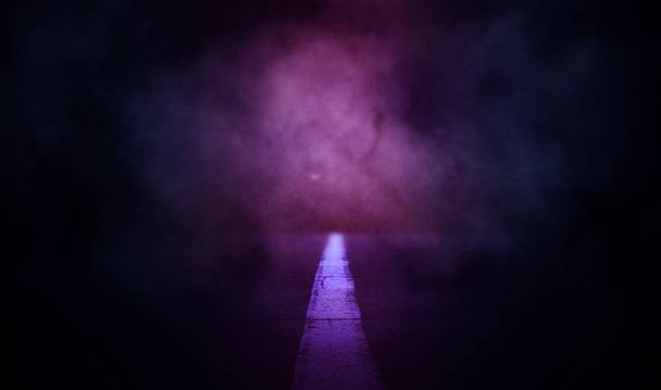 fundo de uma estrada vazia à noite, iluminada por luz de néon. Fundo abstrato com brilho, nebulosa
 - Foto, Imagem