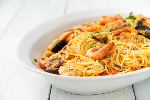 Prato de macarrão de espaguete com molho de frutos do mar, comida mediterrânea
  - Foto, Imagem