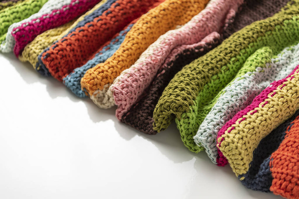 Couverture de laine, coloré, tricoté gros fil chunky. Gros plan de la couverture tricotée sur fond blanc
. - Photo, image