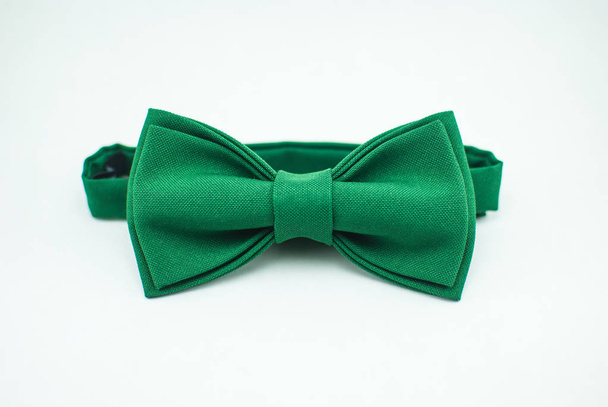 Elegante y bien diseñado pajarita verde sobre un fondo blanco; aislado
 - Foto, Imagen