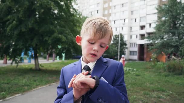 Close Up strzał inteligentny zegarek z czarnym paskiem na rękę dziecka w biznesie garnitur. Sport, za pomocą inteligentnego nadgarstka. - Materiał filmowy, wideo