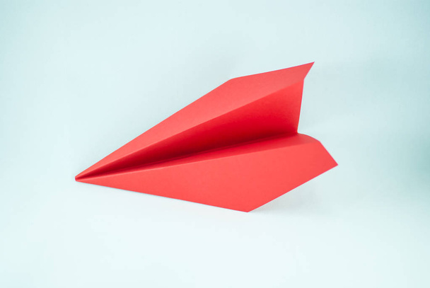 Plano de papel rojo sobre fondo blanco, aislado. Concepto (idea) de aerolíneas, libertad, liderazgo, éxito y creatividad
 - Foto, imagen