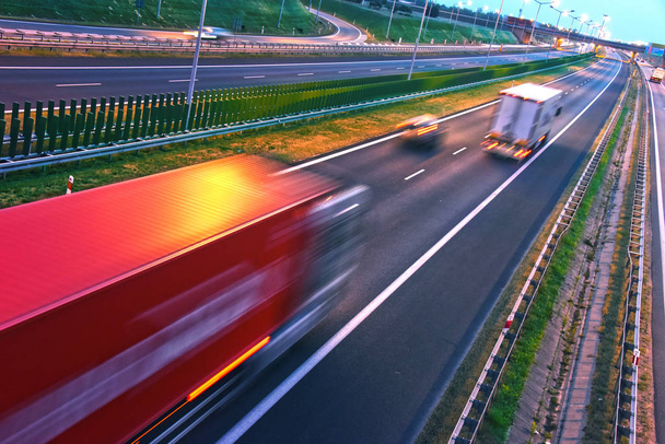 Вантажних автомобілів на чотири смуги автомагістраль в Польщі - Фото, зображення