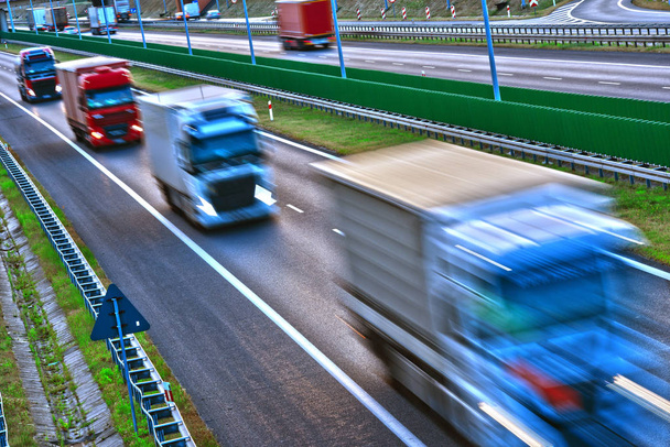 Vrachtwagens op vier lane controlled-access highway in Polen - Foto, afbeelding