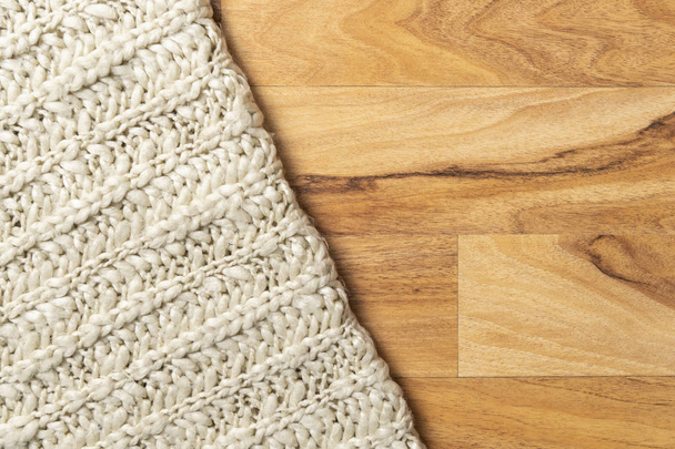 Couverture de laine, blanc, tricoté grand fil chunky. Gros plan de la couverture tricotée sur fond en bois
. - Photo, image
