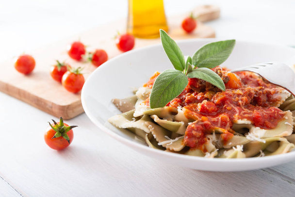 Täysjyväfarfalle pasta bolognese-kastikkeella, italialainen ruoka
 - Valokuva, kuva