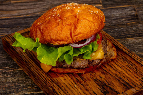 Свіжий гарячий бургер з яловичиною, сиром та червоною цибулею
 - Фото, зображення