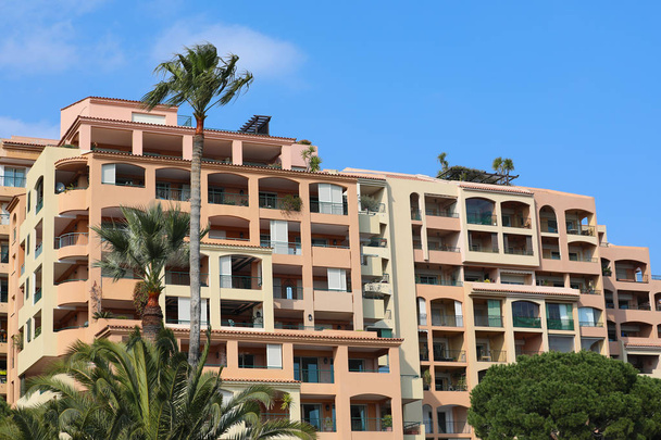 Розкішних фасадів будівель в залишає Монако, апартаменти з великими балконами, пальмові дерева на Французька Рів'єра - Фото, зображення