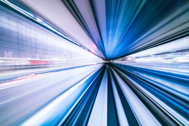 Ruch pociągu poruszającego się wewnątrz tunelu w Tokio, Japonia - Zdjęcie, obraz