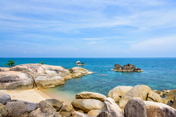 A rock és a kék tenger, tengerpart közelében Hin Ta Hin Yai festői kilátást a gyönyörű természeti táj egy szimbólum híres turisztikai célpontok-Koh Samui Island, Surat Thani tartomány, Thaiföld - Fotó, kép