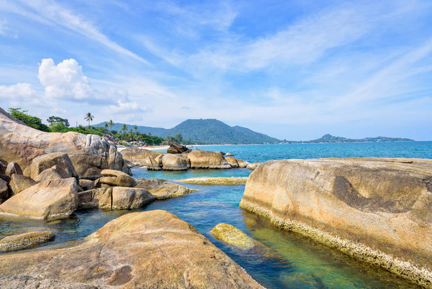 A rock és a kék tenger, tengerpart közelében Hin Ta Hin Yai festői kilátást a gyönyörű természeti táj egy szimbólum híres turisztikai célpontok-Koh Samui Island, Surat Thani tartomány, Thaiföld - Fotó, kép