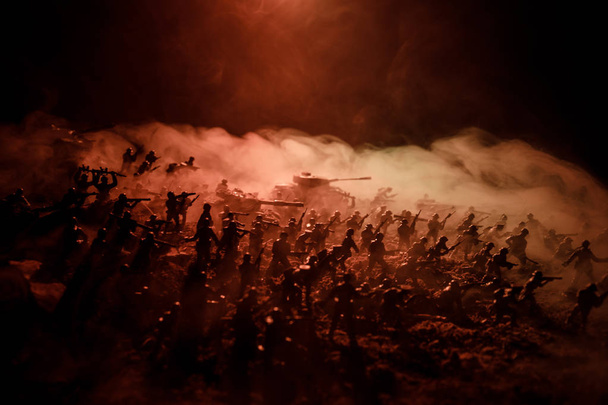 戦争の概念。戦争の霧空のシーンをかけて戦う軍のシルエットの背景、夜曇りスカイライン以下世界大戦兵士のシルエット。攻撃シーン。装甲車両。選択と集中。装飾 - 写真・画像