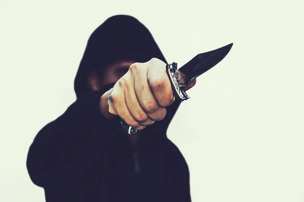 фото человека в капюшоне с ножом. Заключенный с Шивом. Угроза холодного оружия. Террорист из ИГИЛ на белом изолированном фоне
 - Фото, изображение