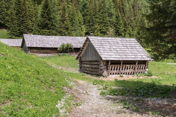 Cabañas alpinas en el parque Natur Riedingtal Zederhaus, Austria
 - Foto, Imagen