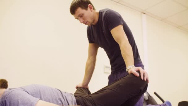 Dottore che fa esercizi di stretching per l'uomo disabile
 - Filmati, video