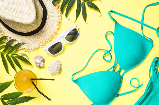 Kobieta lato Plaża tkaniny zestaw - kapelusz, strój kąpielowy i okulary na y - Zdjęcie, obraz