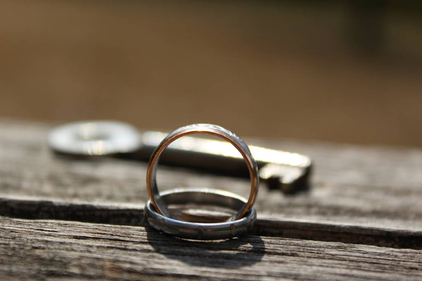 anillos de boda con la llave del amor en madera - Foto, imagen