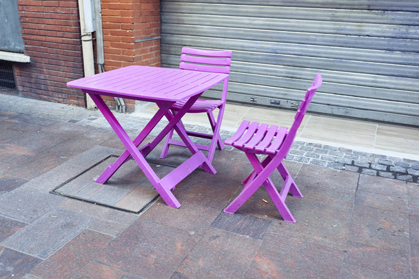 tables colorées sur la terrasse d'un bar
 - Photo, image