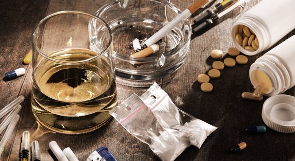 Suchtmittel, einschließlich Alkohol, Zigaretten und Drogen. - Foto, Bild