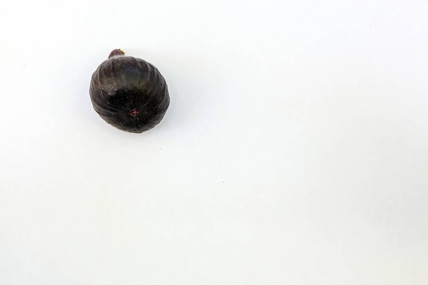 Świeże figi słodkie dojrzałe na białym tle. Kopiować miejsca. Widok z góry, wysokiej rozdzielczości - Zdjęcie, obraz