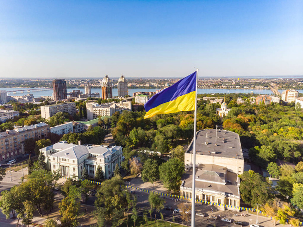 bandera más grande de Ucrania en la ciudad de Dnipro
 - Foto, Imagen