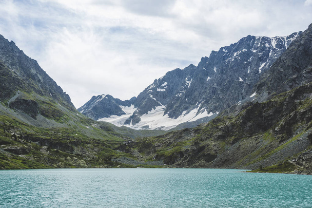 湖 Kuiguk のビュー。アルタイ山脈。ロシアの風景 - 写真・画像