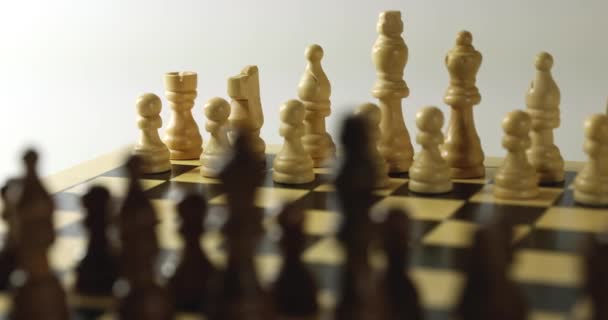 houten schaakbord met stukjes. 4 k dolly schot - Video