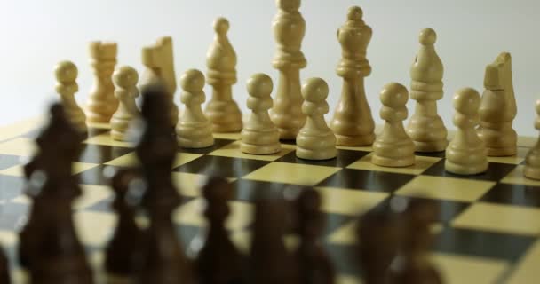 houten schaakbord met stukjes. 4 k dolly schot - Video