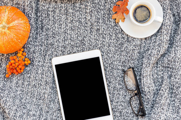 Creative jesień płaskie położyć napowietrznych góry stylowym domu obszaru roboczego z tablet notebook filiżanka kawy przytulne szary sweter kratkę w tle kopii przestrzeni. Upadek season szablon kobiecy blog social media - Zdjęcie, obraz