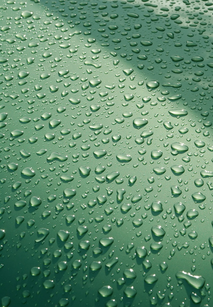 σταγόνες βροχής σε μέταλλο - Φωτογραφία, εικόνα