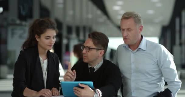 Business people looking at digital tablet in cafe during a meeting - Materiał filmowy, wideo