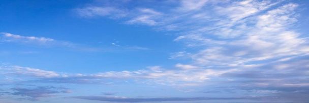 青い空を背景に美しい雲。空の雲。曇りの日、自然の雲と青い空。白い雲、青い空と太陽. - 写真・画像