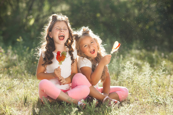 Милі друзі маленьких дівчаток розважаються разом на відкритому повітрі
, - Фото, зображення