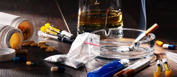 Alkol, sigara ve uyuşturucu gibi bağımlılık yapıcı maddeler. - Fotoğraf, Görsel