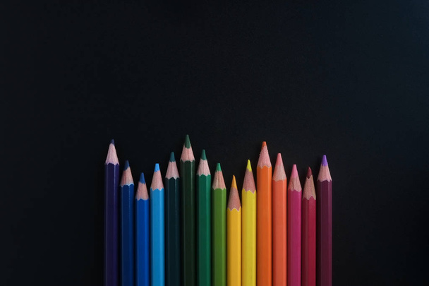 Close-up van kleur potloden op zwarte achtergrond - Foto, afbeelding