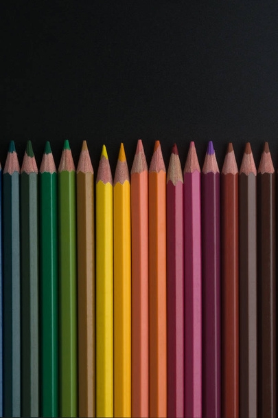 matite di colore su sfondo nero primo piano
 - Foto, immagini