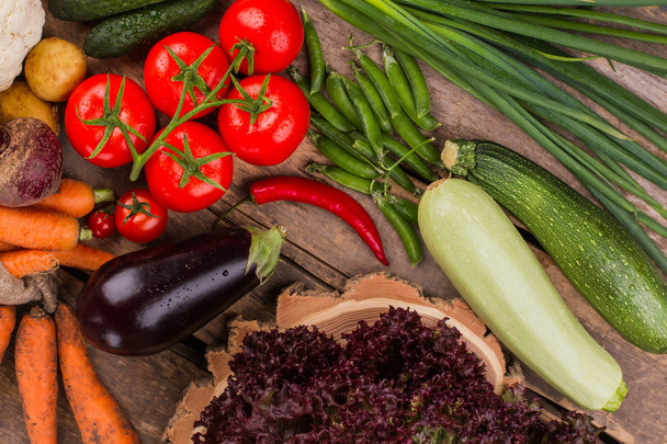 Raaka pesty vihanneksia ruoanlaittoon salaattia
. - Valokuva, kuva