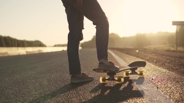nohy dívka skateboarding detail při západu slunce - Záběry, video