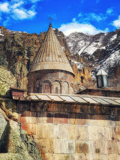 Kotayk, Ermenistan - 10 Nisan, 2017: Geghard Manastırı Ermenistan'da Kotayk il mimari bir yapıdır. Unesco Dünya Mirası alanı listelenen. - Fotoğraf, Görsel