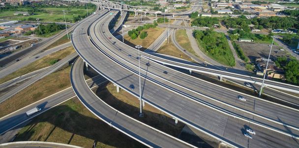 空中パノラマは、大規模なインターステート I69 高速道路交差点、ヒューストンのダウンタウンで高架道路交差点陸橋とインターチェンジを表示します。この 5 レベル高速道路インターチェンジを運ぶ交通渋滞. - 写真・画像