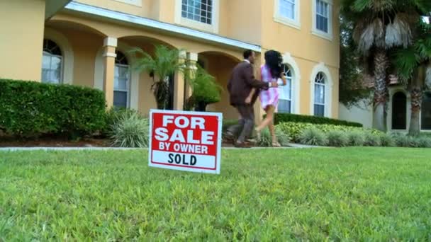 aufgeregtes junges afrikanisch-amerikanisches Paar feiert den Kauf seines neuen Eigenheims - Filmmaterial, Video