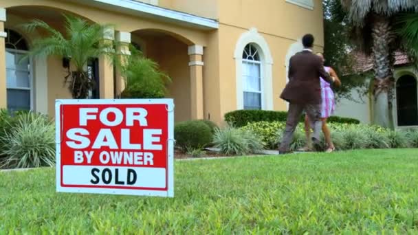 heyecanlı genç Afro-Amerikalı bir çift onların yeni ev satın alma kutlamak - Video, Çekim