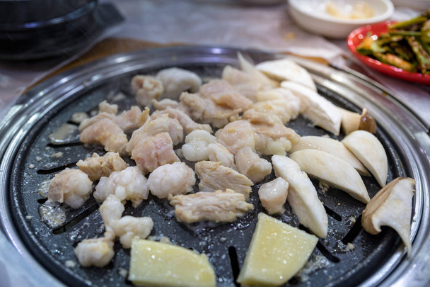 gopchang, der Darm der Kuh, gegrilltes koreanisches Essen - Foto, Bild