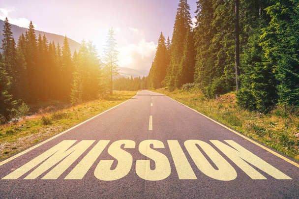 Palabra de misión escrita en la carretera en las montañas
 - Foto, imagen