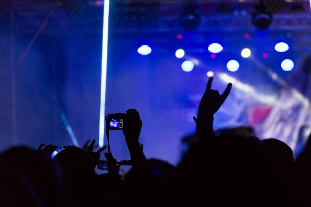 siluetas de multitud en concierto cerca del escenario
 - Foto, Imagen