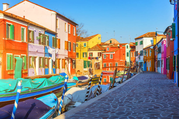 Hermosa vista de los canales de Burano con barcos y hermosos y coloridos edificios. Burano pueblo es famoso por sus coloridas casas. Venecia, Italia
. - Foto, Imagen
