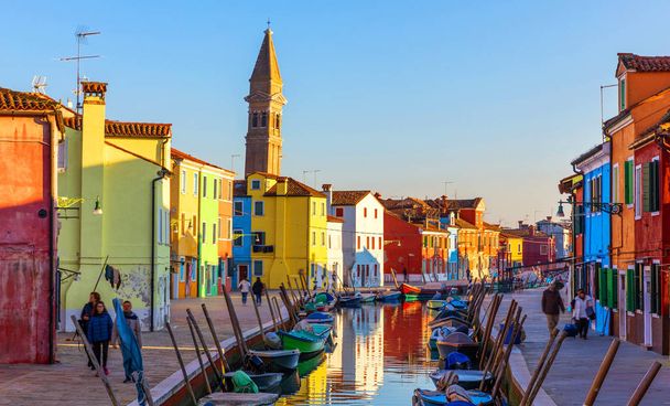 ブラーノ島の運河のボートと美しい、カラフルな建物の美しい景色。ブラーノ島村は、そのカラフルな家々 で有名です。ヴェネツィア, イタリア. - 写真・画像