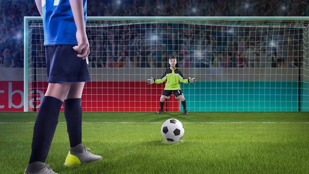 lapsi jalkapalloilija valmistautuu ottamaan ampui jalkapallokenttä
 - Valokuva, kuva