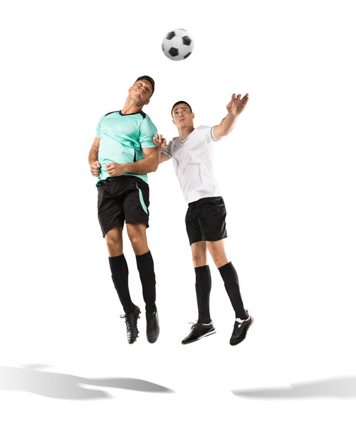 iki fotball oyuncu üzerinde beyaz izole top için mücadele - Fotoğraf, Görsel