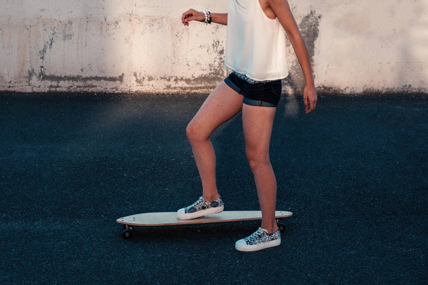 Girl on skateboard in scate park ready to push and moving forward - Fotografie, Obrázek